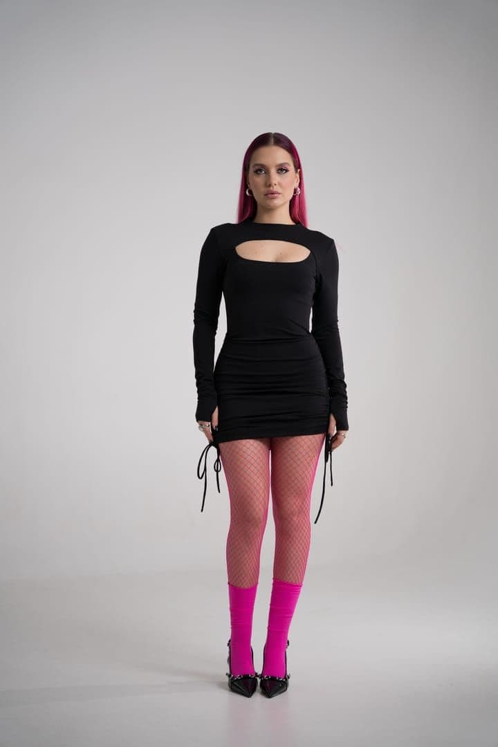 Rochie scurtă drapată cu decupaj